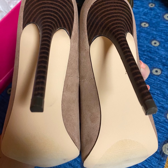 SHOEDAZZLE Mauve Pumps - Picture 4 of 6